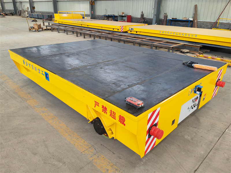 无轨电动平板车：工业搬运的“智慧引擎”